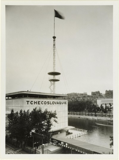 Enseigne du pavillon de la Tchecoslovaquie, Exposition internationale, Paris, 1937.