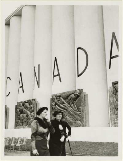 Enseigne du pavillon du Canada, Exposition internationale, Paris, 1937.